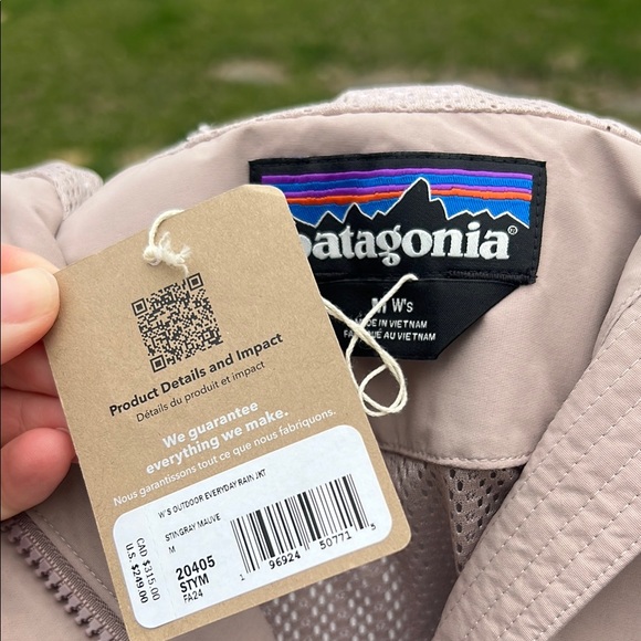 Patagonia Women's Jacket in Light Tan - Picture 2 of 5
